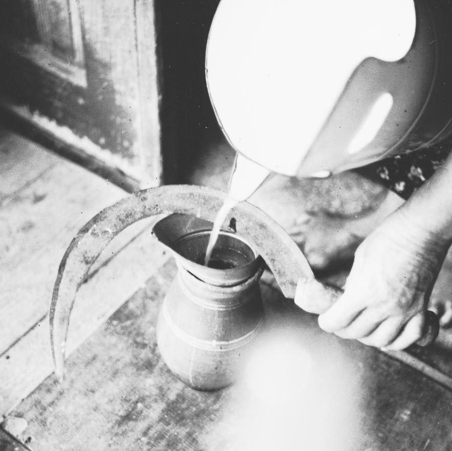 Megrontott tej sarlón keresztül öntése (Rippl-Rónai Múzeum CC BY-NC-ND)