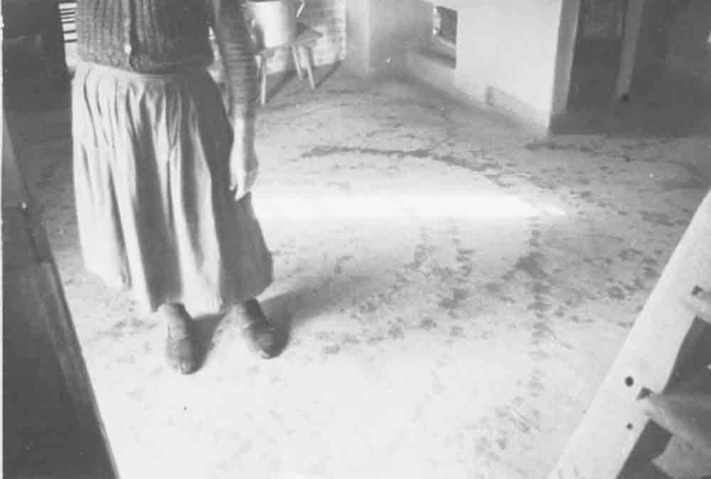 Német Jánosné felönti a konyha földjét (Rippl-Rónai Múzeum CC BY-NC-ND)