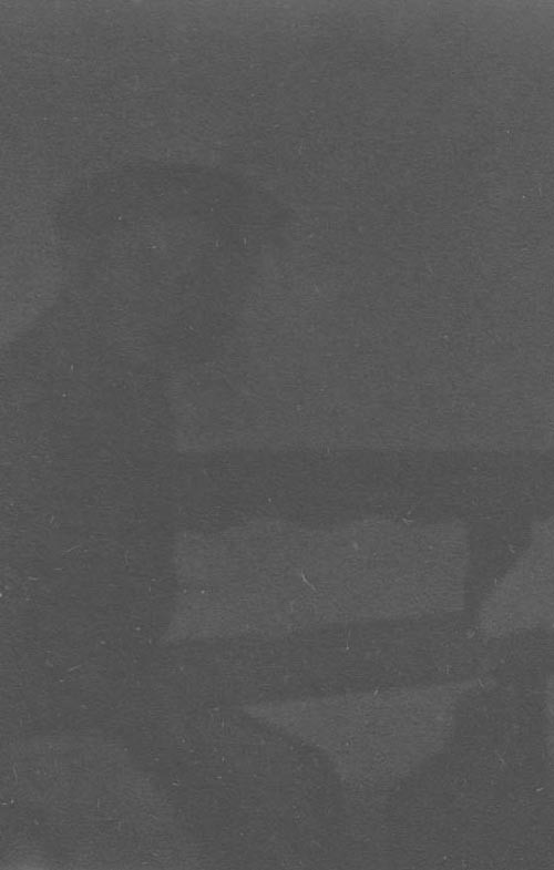 Németh Ferenc "pincés gazda" ül a lakószoba faragott padján (Rippl-Rónai Múzeum CC BY-NC-ND)