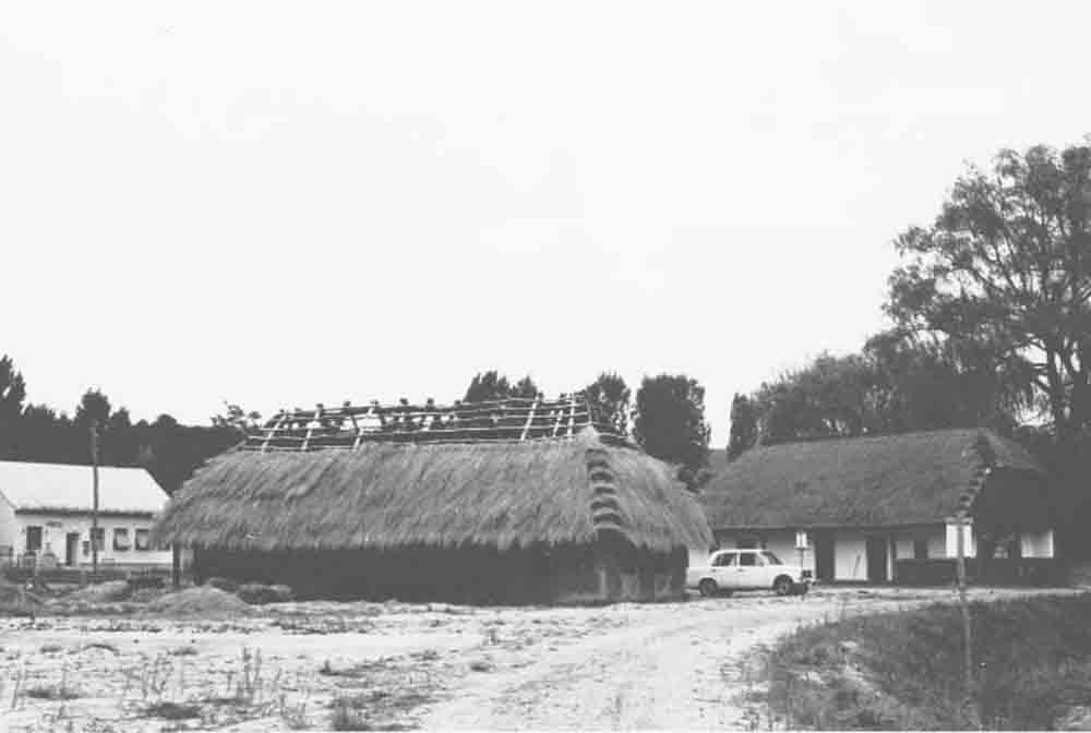 Rinyakovácsi és kisbajomi lakóház újjáépítés közben (Rippl-Rónai Múzeum CC BY-NC-ND)