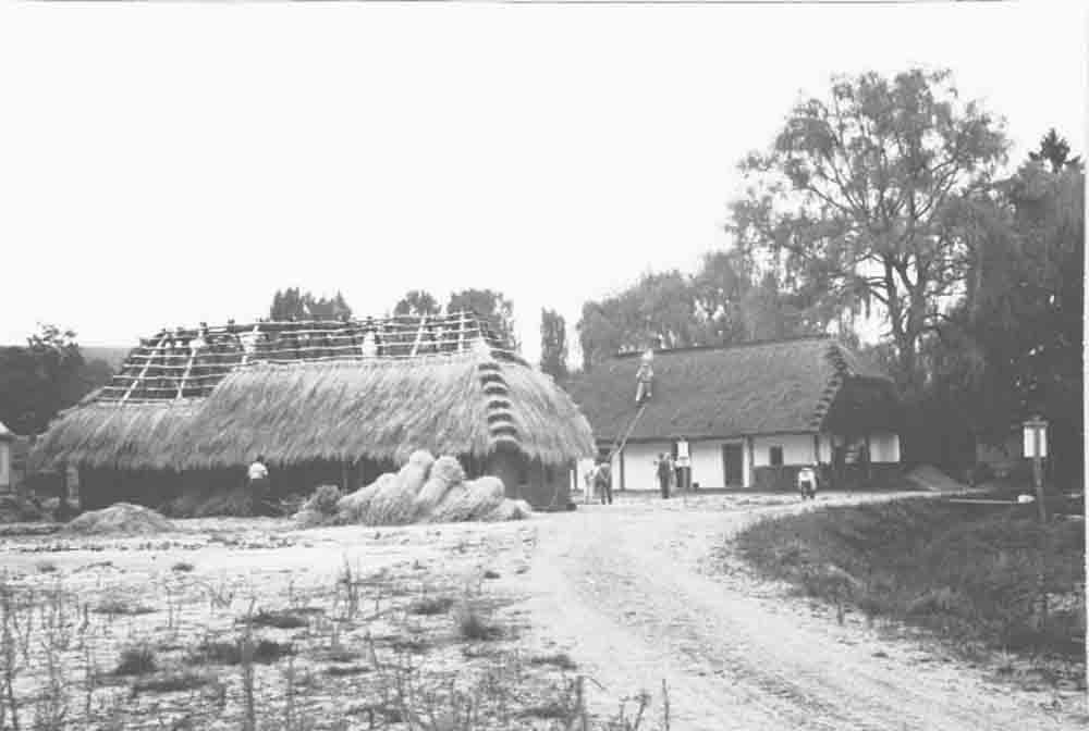 Rinyakovácsi ház újjáépítés után, kisbajomi újjáépítés közben (Rippl-Rónai Múzeum CC BY-NC-ND)