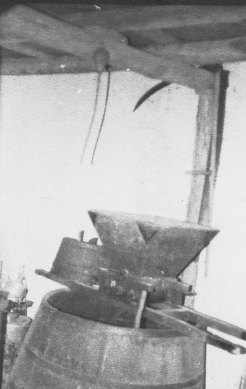 Szőlődaráló és sajtár a szüretelő kádon. Sümegi György pincéje (Rippl-Rónai Múzeum CC BY-NC-ND)