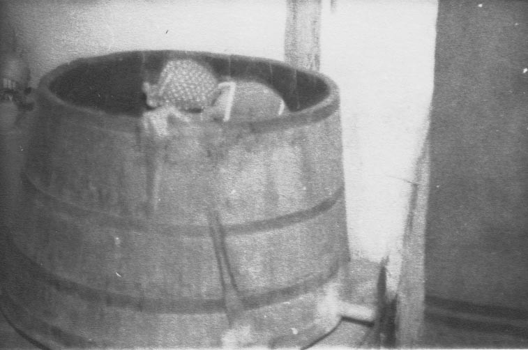 Szüretelőkád mosása. Sümegi György pincéje (Rippl-Rónai Múzeum CC BY-NC-ND)