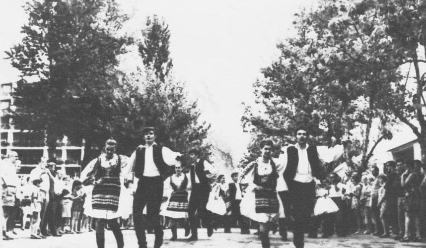 Tánccsoport felvonulása. Siófoki ÁFÉSZ táncegyüttese. Együd Árpád hagyatéka (Rippl-Rónai Múzeum CC BY-NC-ND)