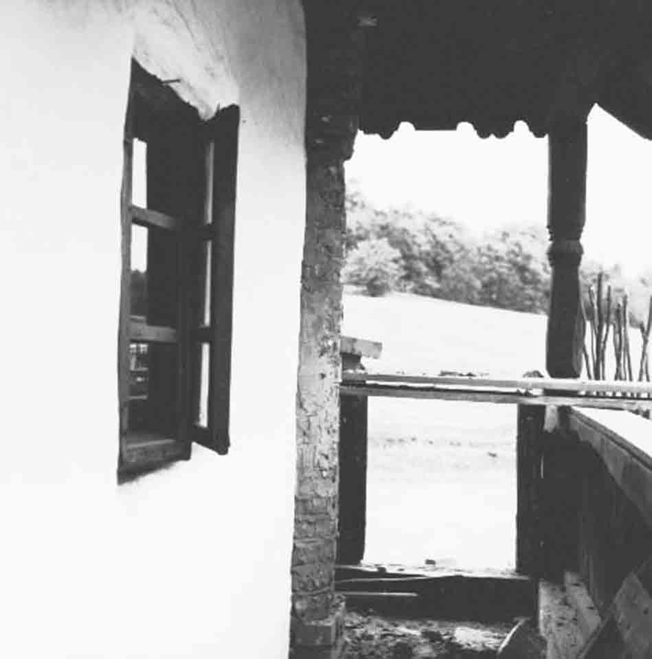 Készül a Rinyakovácsi ház szobájának külső sarokoszlopa (Rippl-Rónai Múzeum CC BY-NC-ND)