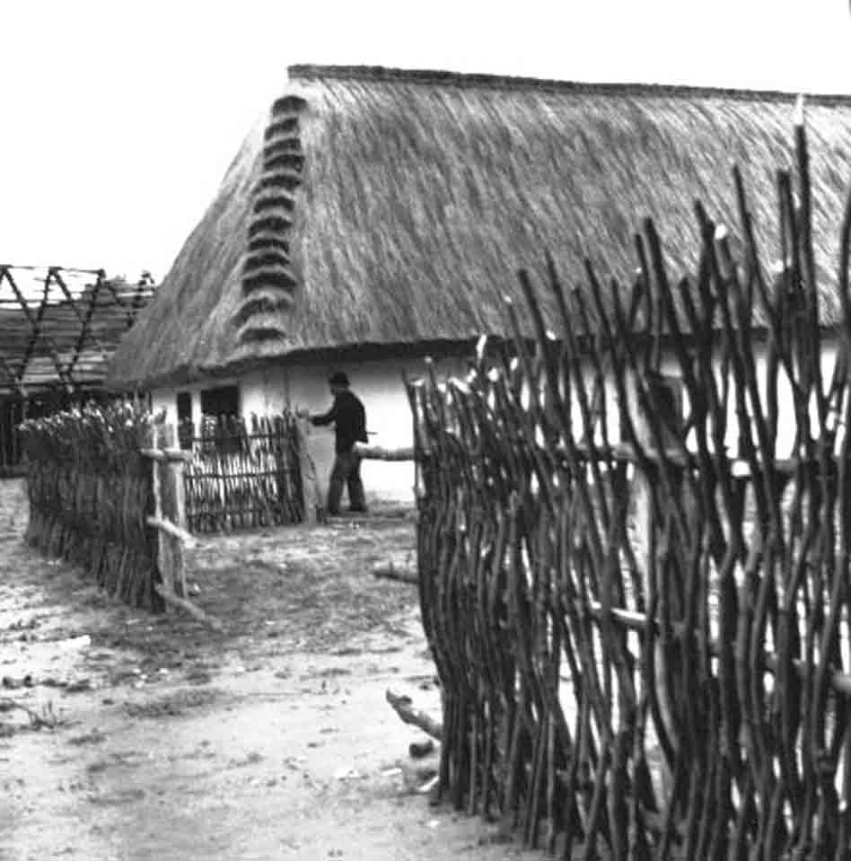 Készül az első telek fonott kerítése (Rippl-Rónai Múzeum CC BY-NC-ND)