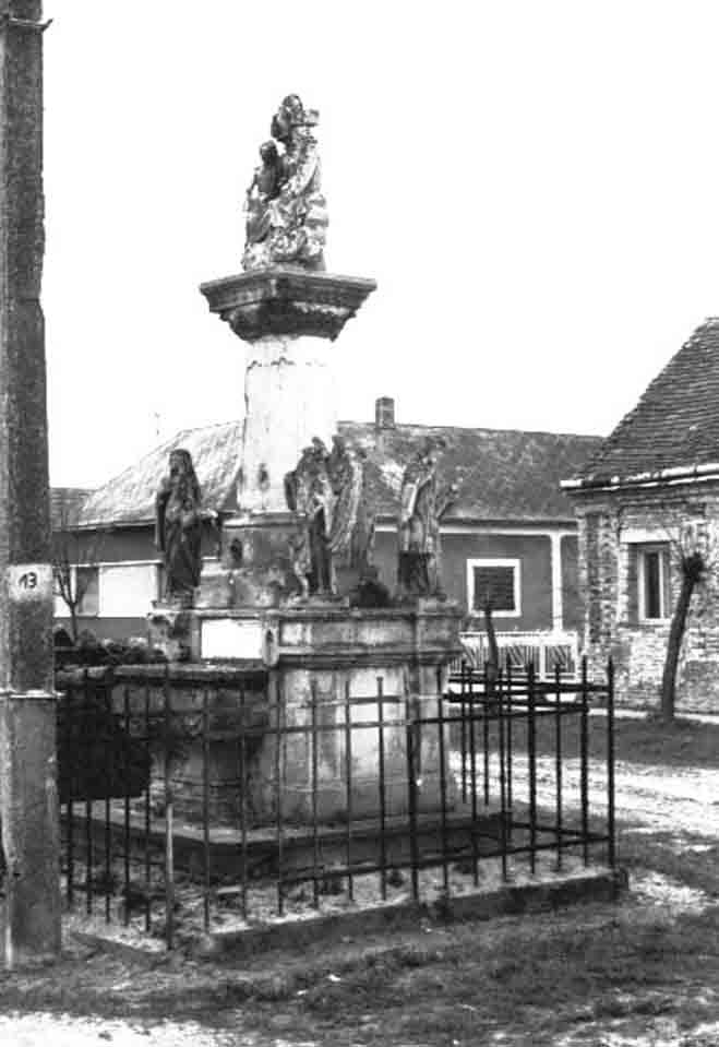 Szentháromság oszlop a Hunyadi-Zrínyi-Rákóczi utca kereszteződésénél (Rippl-Rónai Múzeum CC BY-NC-ND)