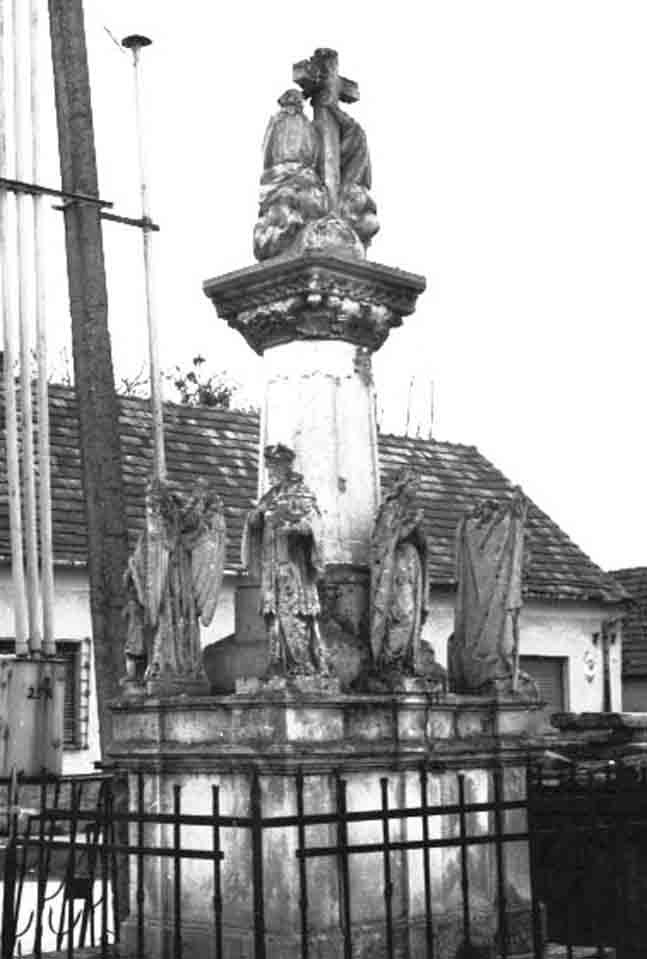 Szentháromság oszlop a Hunyadi-Zrínyi-Rákóczi utca kereszteződésénél (Rippl-Rónai Múzeum CC BY-NC-ND)