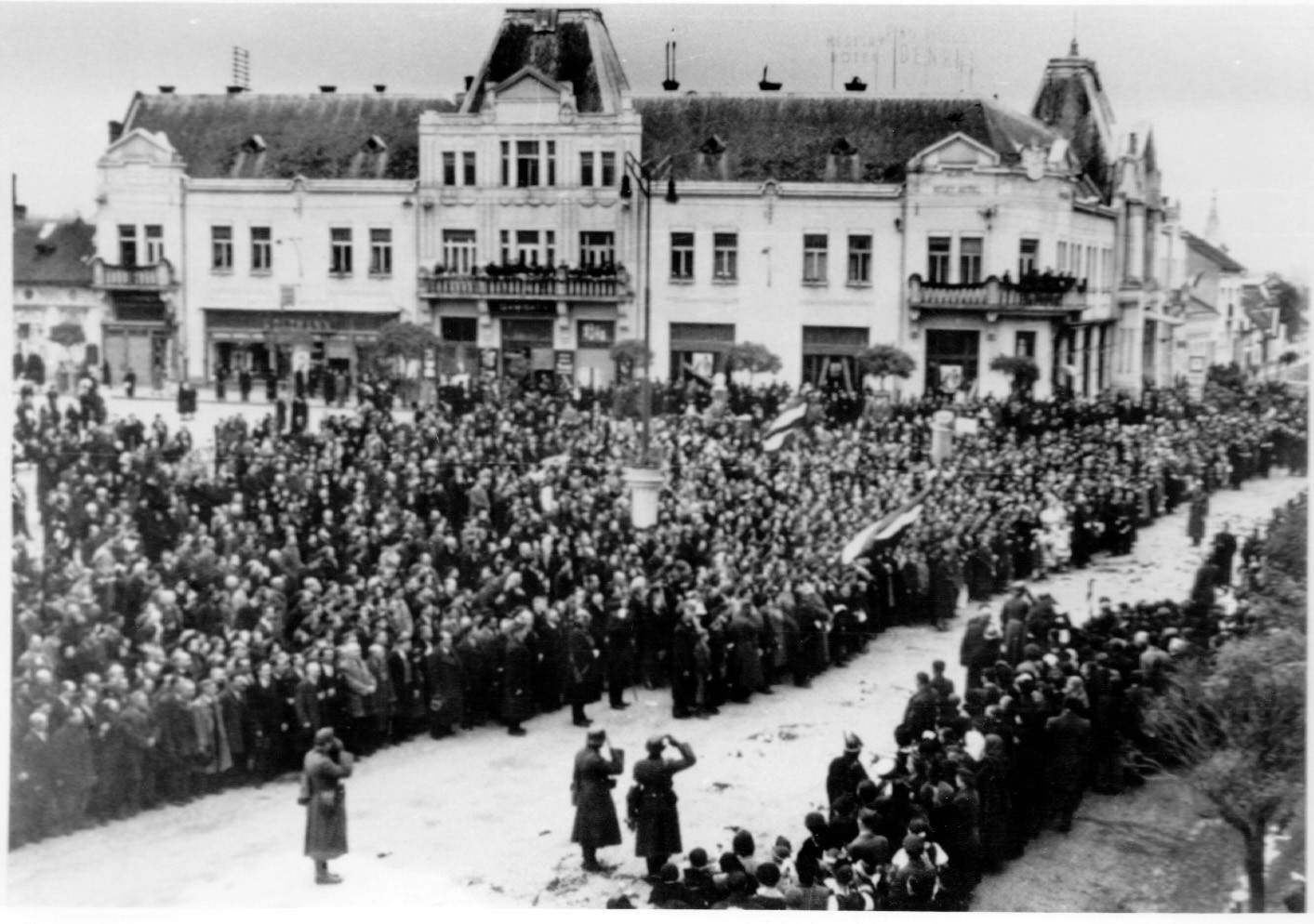 Ünneplő tömeg Léva főterén a város visszafoglalása alkamából (Rippl-Rónai Múzeum CC BY-NC-SA)