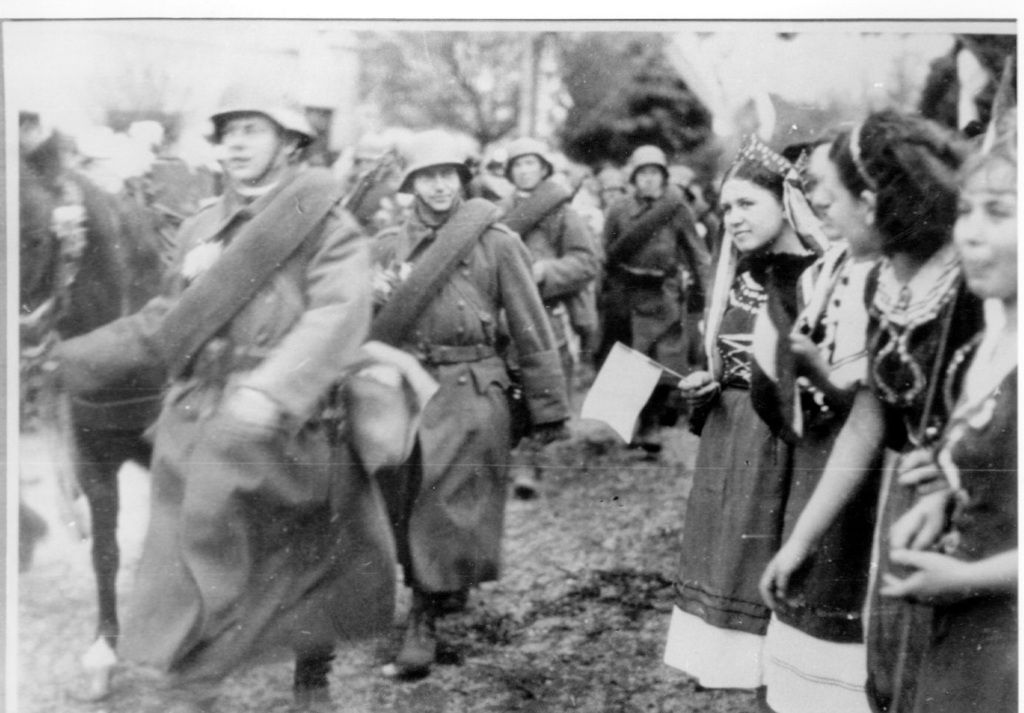 A Felvidék visszafoglalása. Fülekre bevonuló gyalogság magyar ruhás lányok sorfala (Rippl-Rónai Múzeum CC BY-NC-SA)
