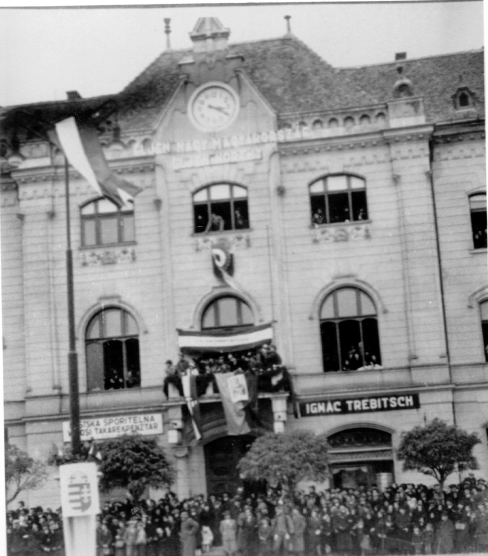 A lévai városháza. 10 perccel a cseh csapatok kivonulása után már Horthyt éltető plakátot ragasztottak ki (Rippl-Rónai Múzeum CC BY-NC-SA)