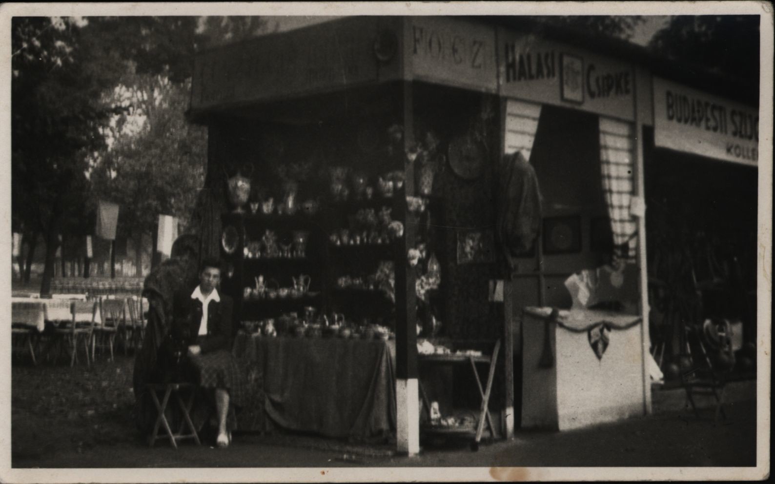 A bárdibükki kerámiaműhely standja a pesti vásáron (Rippl-Rónai Múzeum CC BY-NC-SA)
