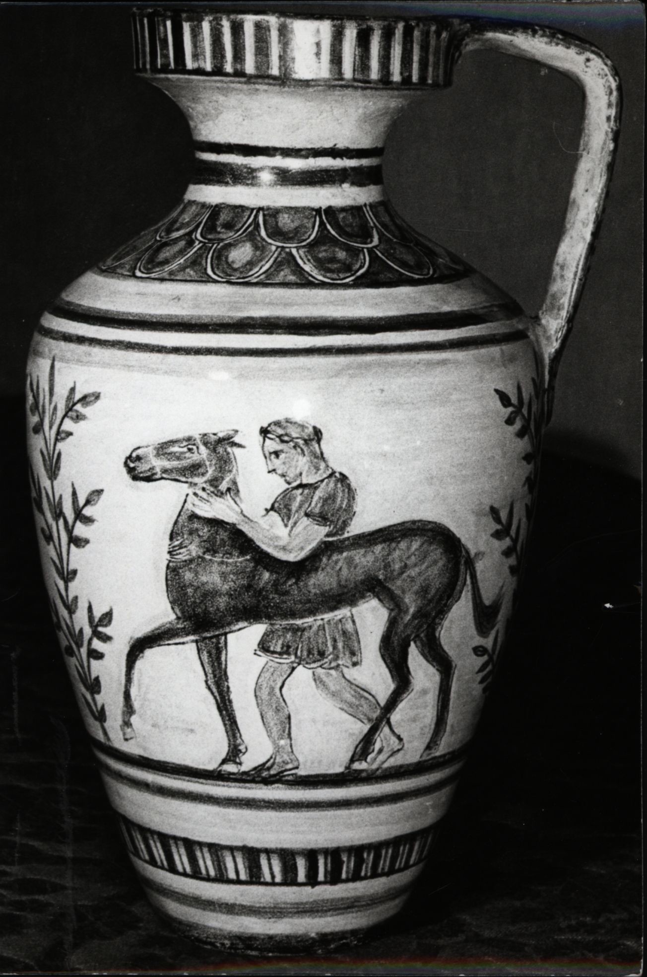 A bárdibükki műhely kerámiái a Megyei Könyvtárban (Rippl-Rónai Múzeum CC BY-NC-SA)