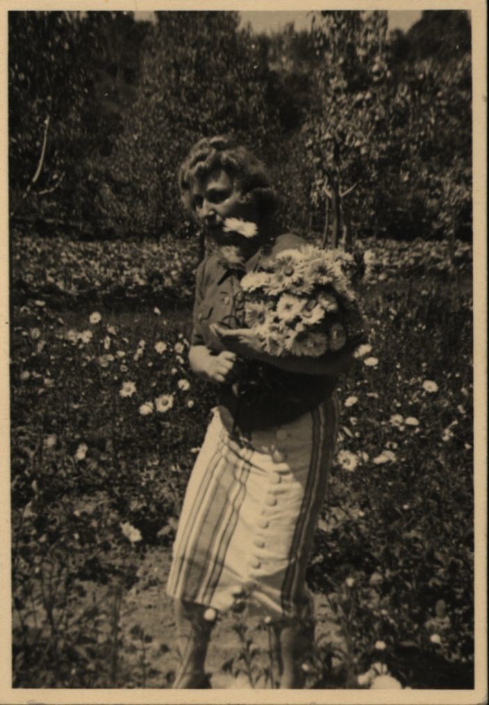 Goszthony Mária a bárdibükki kiskastély kertjében (Rippl-Rónai Múzeum CC BY-NC-SA)