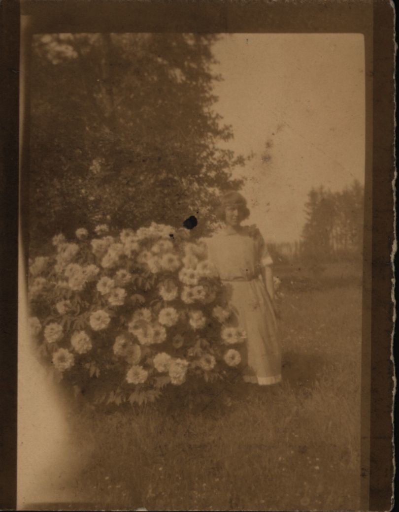 Goszthony Mária a kertjükben (Rippl-Rónai Múzeum CC BY-NC-SA)