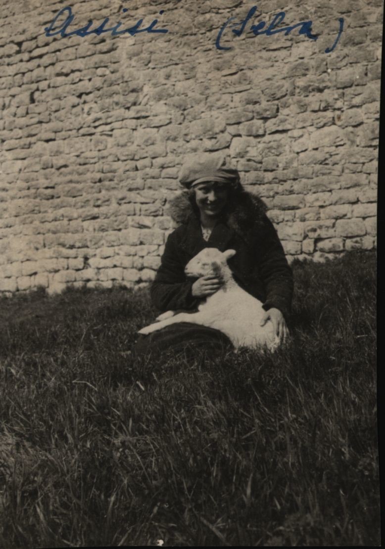 Goszthony Mária egy báránykával a fűben (Rippl-Rónai Múzeum CC BY-NC-SA)