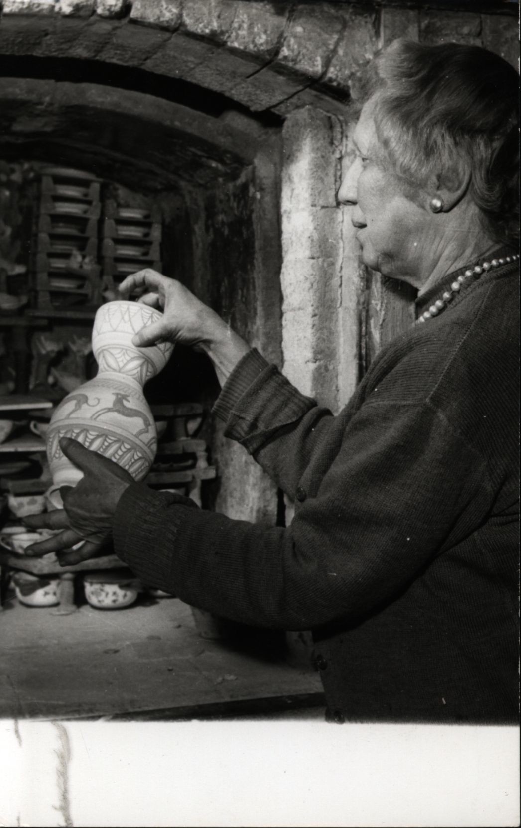 Goszthony Mária fafűtéses kemencével (Rippl-Rónai Múzeum CC BY-NC-SA)