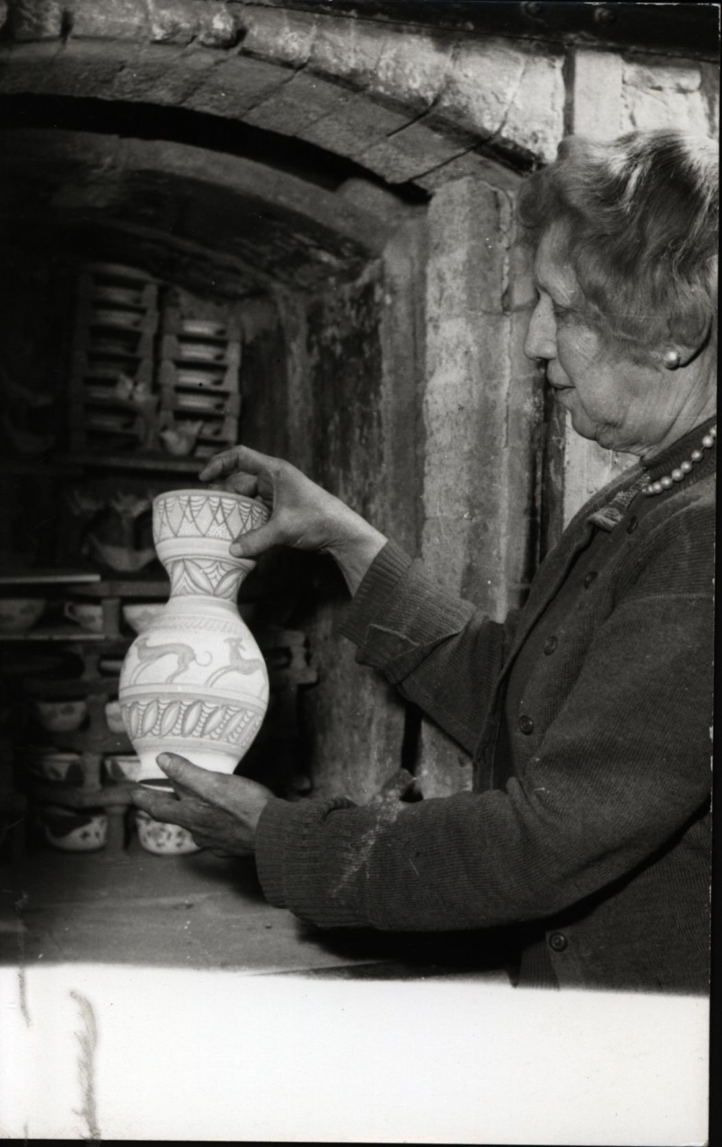 Goszthony Mária fafűtéséses kemencével (Rippl-Rónai Múzeum CC BY-NC-SA)