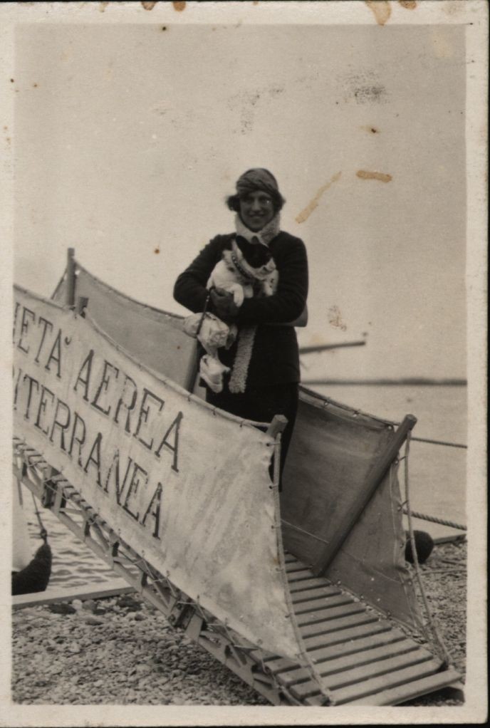 Goszthony Mária kutyával a hajó-feljárón (Rippl-Rónai Múzeum CC BY-NC-SA)