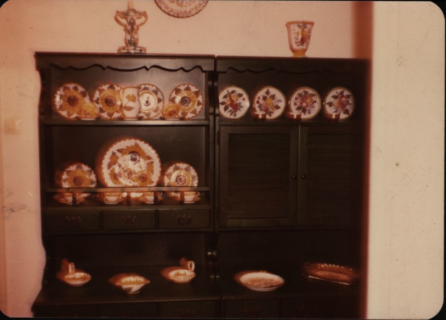 Goszthony Mária napraforgós díszű kerámiái (Rippl-Rónai Múzeum CC BY-NC-SA)