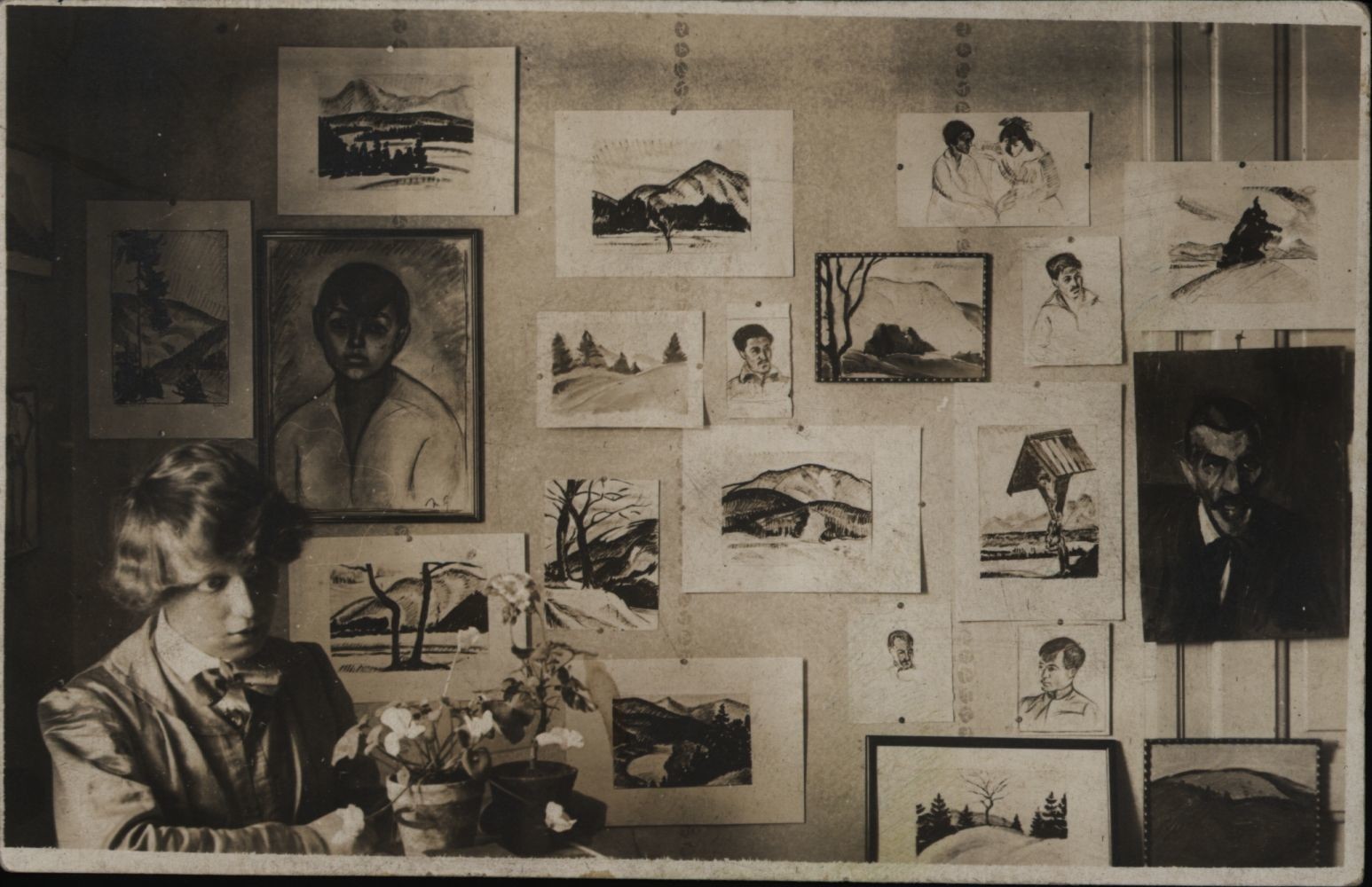 Goszthony Mária Villachban saját műveivel (Rippl-Rónai Múzeum CC BY-NC-SA)