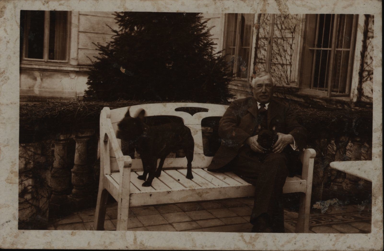 Goszthony Mihály kutyáival (Rippl-Rónai Múzeum CC BY-NC-SA)