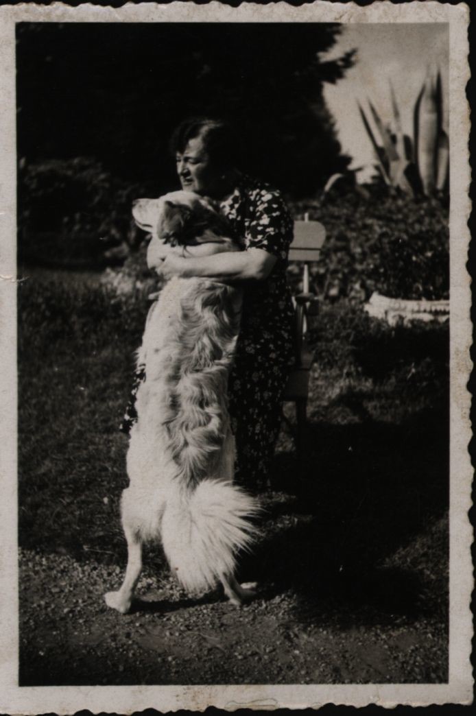 Goszthony Mihályné kutyával a Kastélykertben (Rippl-Rónai Múzeum CC BY-NC-SA)