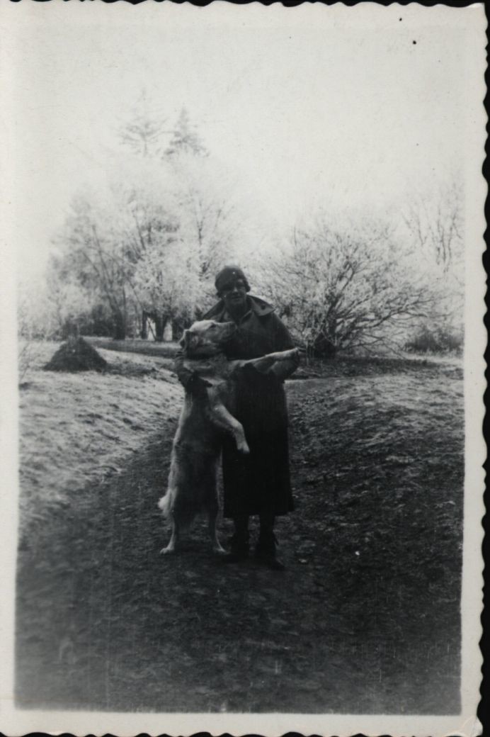 Goszthony Mihályné kutyával Bárdibükkön (Rippl-Rónai Múzeum CC BY-NC-SA)