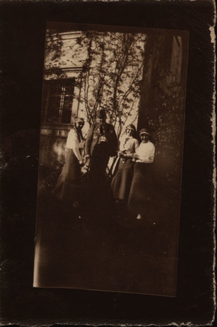 Három ápolónő egy katonával, köztük G.M. (Rippl-Rónai Múzeum CC BY-NC-SA)