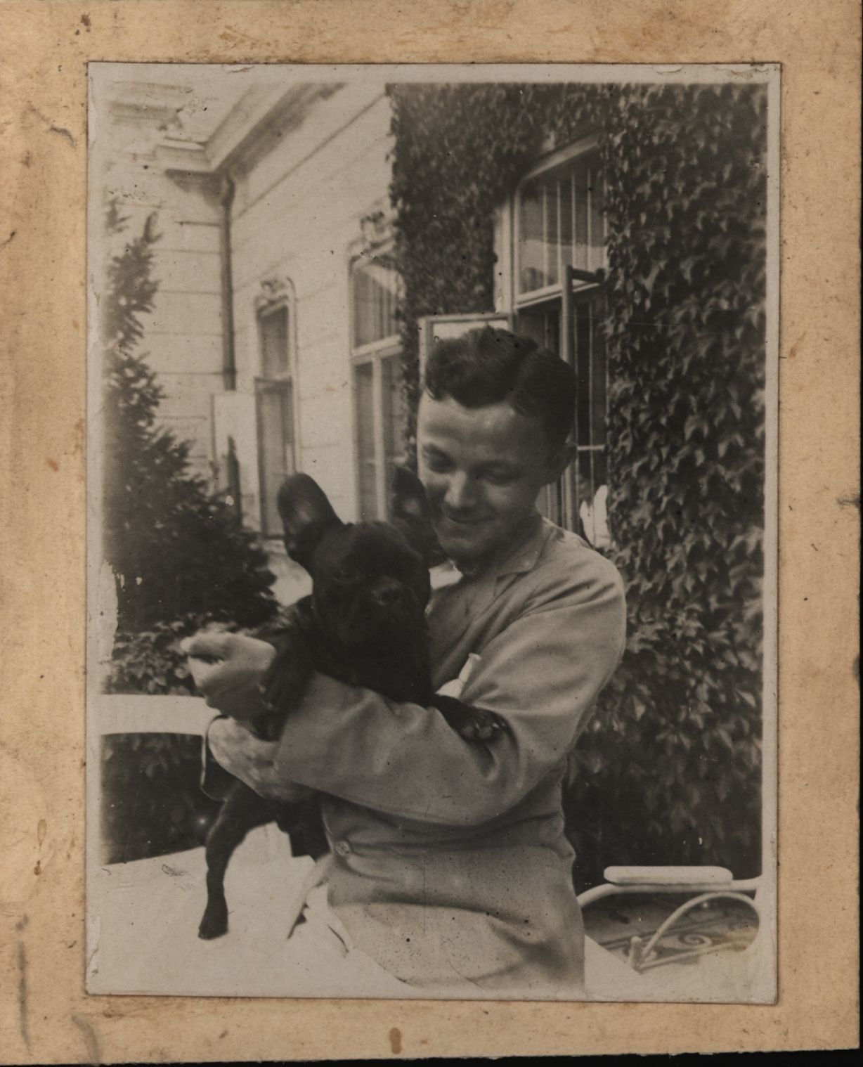 Ifj. Goszthony Mihály kutyával a kastély teraszán (Rippl-Rónai Múzeum CC BY-NC-SA)