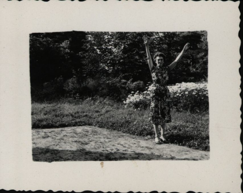 Josipovich Ida a bárdibükki kiskastély kertjében (Rippl-Rónai Múzeum CC BY-NC-SA)