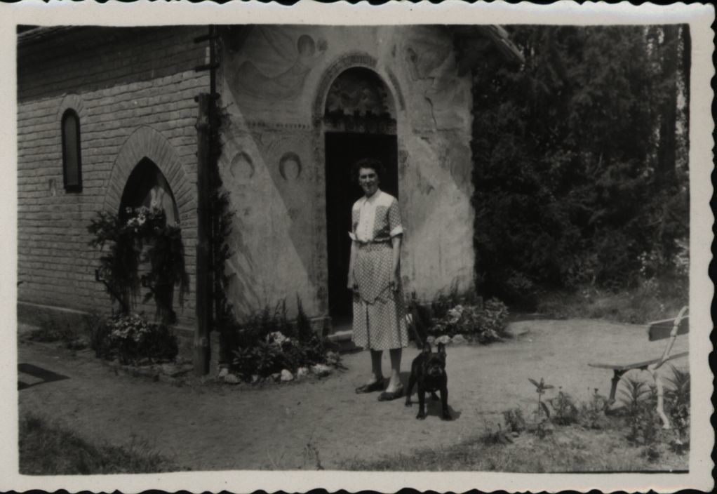 Josipovich Ida a Porziunkola kápolna előtt (Rippl-Rónai Múzeum CC BY-NC-SA)