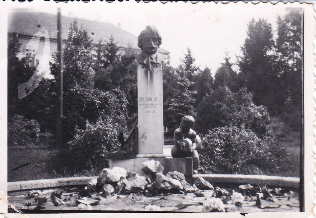 Lányi Dezső: Rippl-Rónai szobra a Rippl-Rónai téred, ma a keleti temetőben van. (Rippl-Rónai Múzeum CC BY-NC-SA)