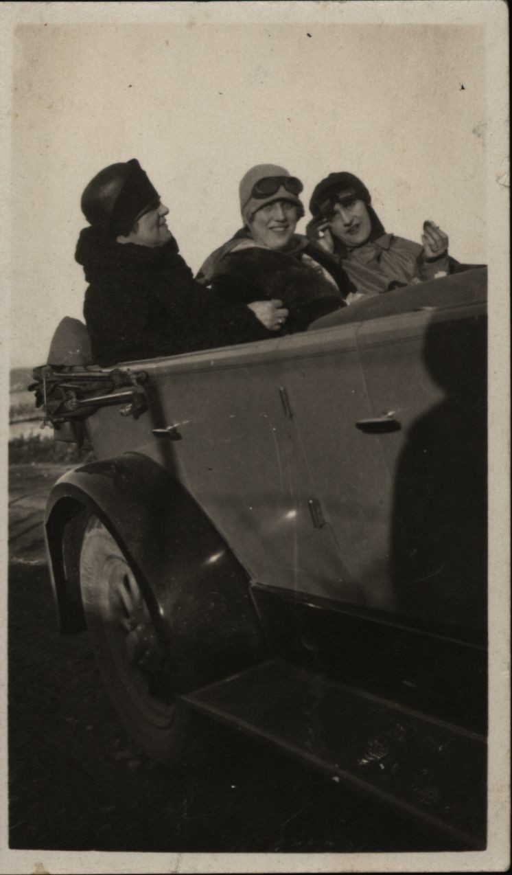 Mária és két utitársa autóban (Rippl-Rónai Múzeum CC BY-NC-SA)