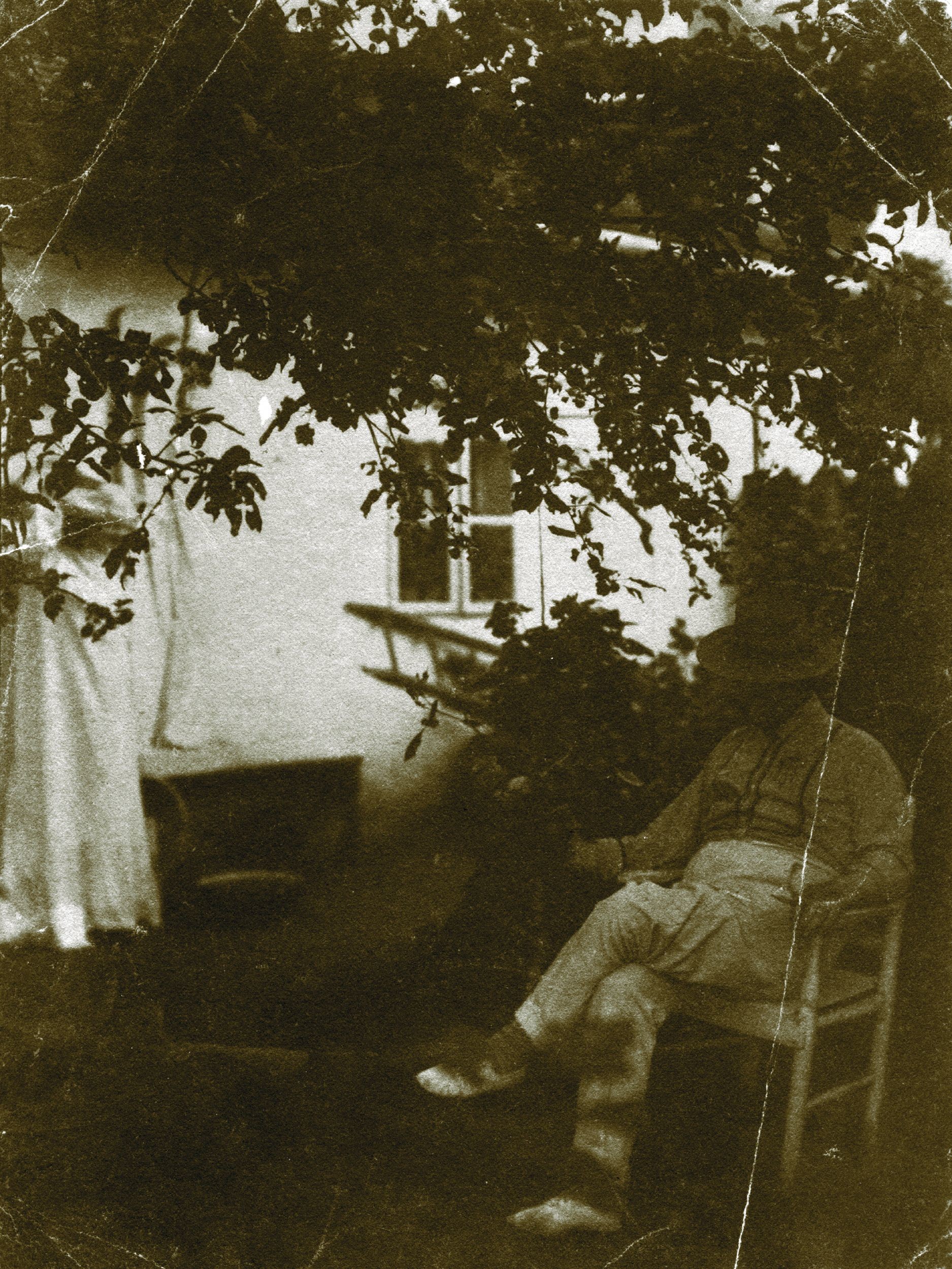 Rippl-Rónai a fa árnyékában ülve (Rippl-Rónai Múzeum CC BY-NC-SA)
