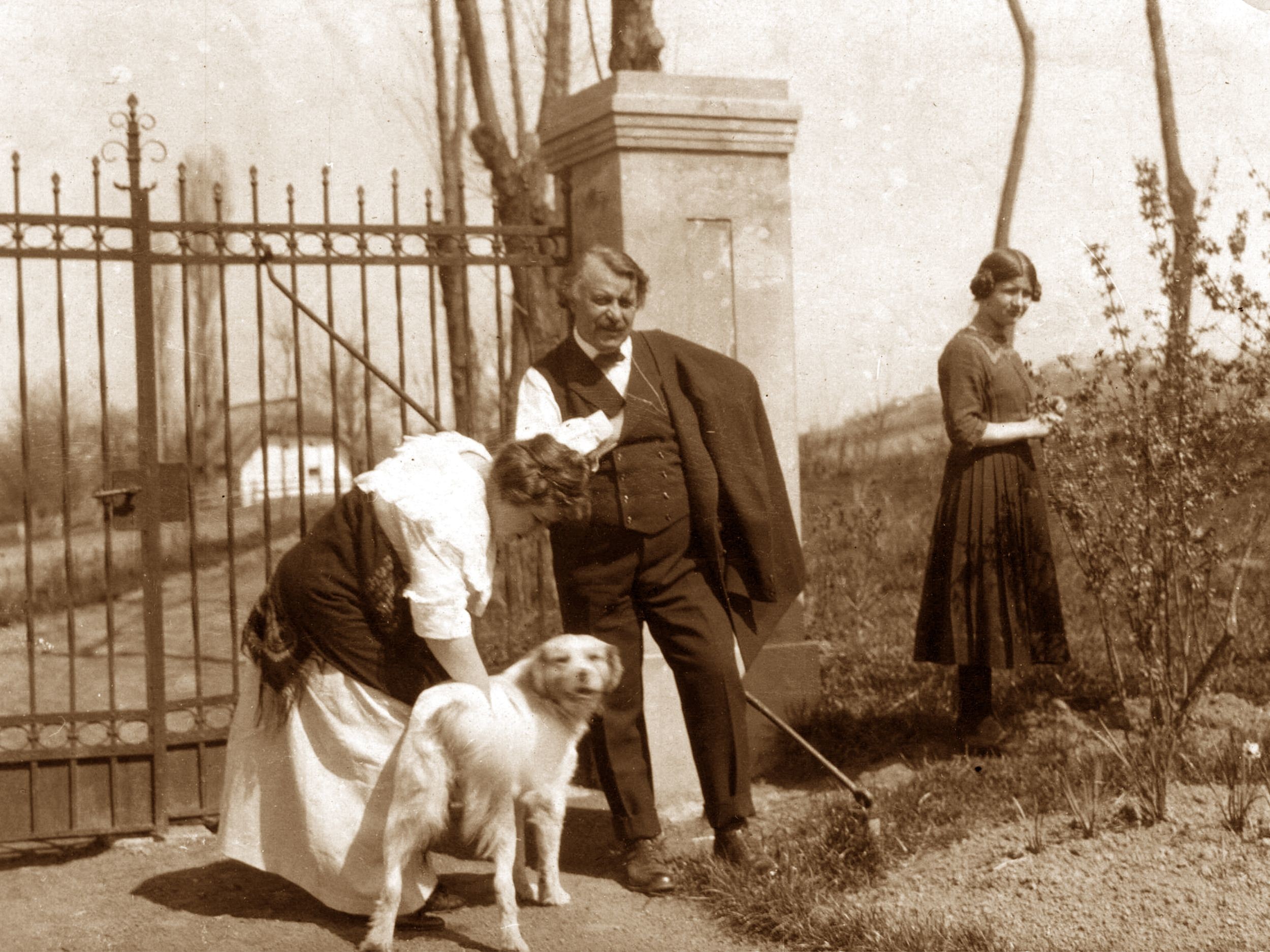 Szabolcs Bálintné, Anella és Rippl-Rónai József a Róma Villa parkjában (Rippl-Rónai Múzeum CC BY-NC-SA)