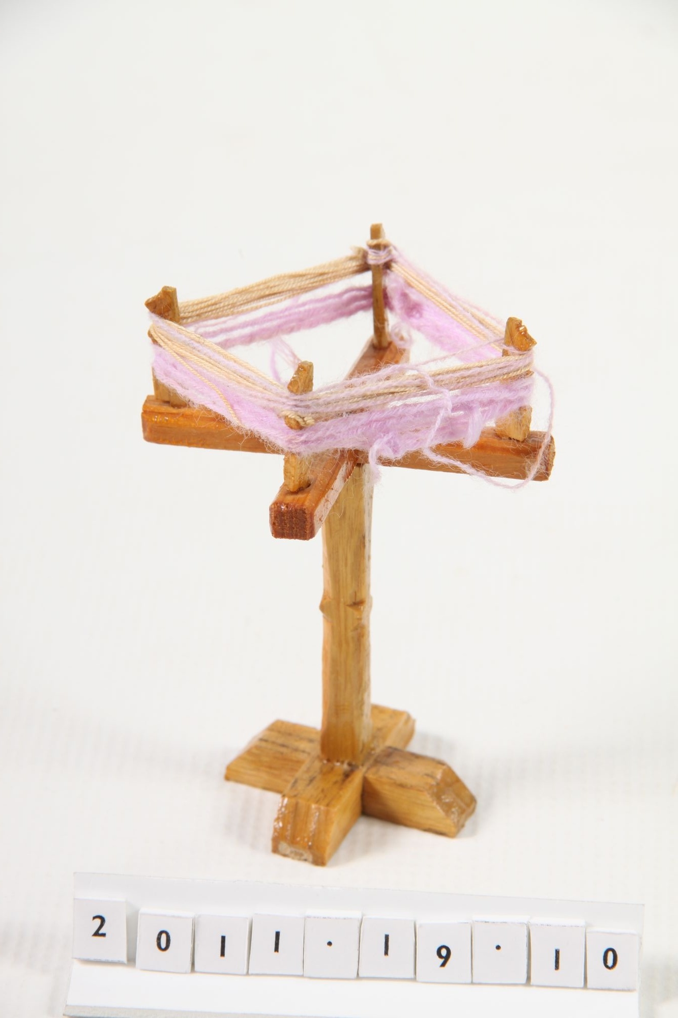 Fonaltekerő,gombolyító(makett) (Rippl-Rónai Múzeum CC BY-NC-SA)