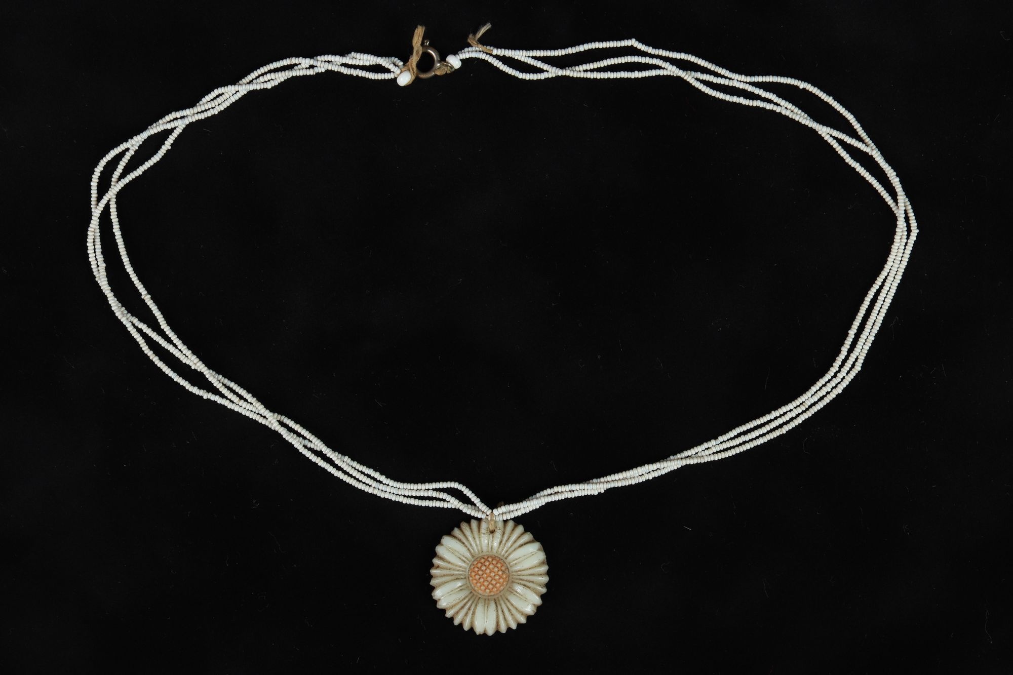 Fehér gyöngysor (Rippl-Rónai Múzeum CC BY-NC-SA)