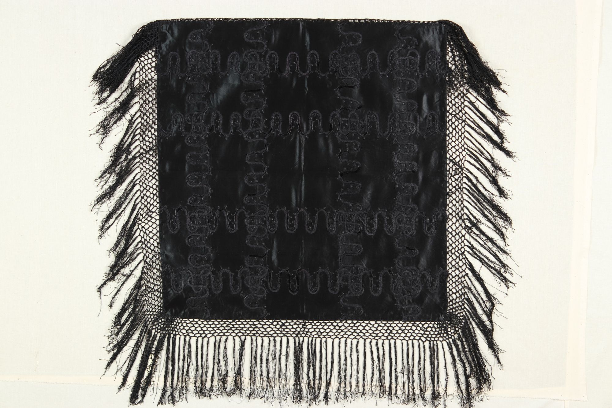 Hímzett fekete fejkendő (Rippl-Rónai Múzeum CC BY-NC-SA)