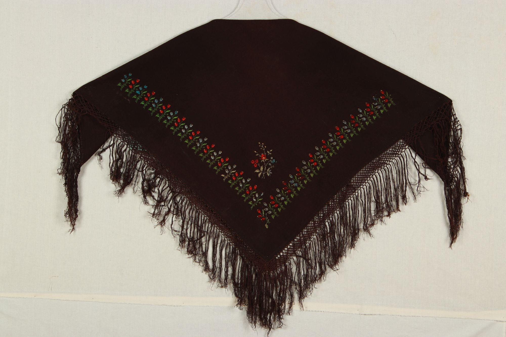 Barna szövet vállkendő "Nyakkendő" (Rippl-Rónai Múzeum CC BY-NC-SA)