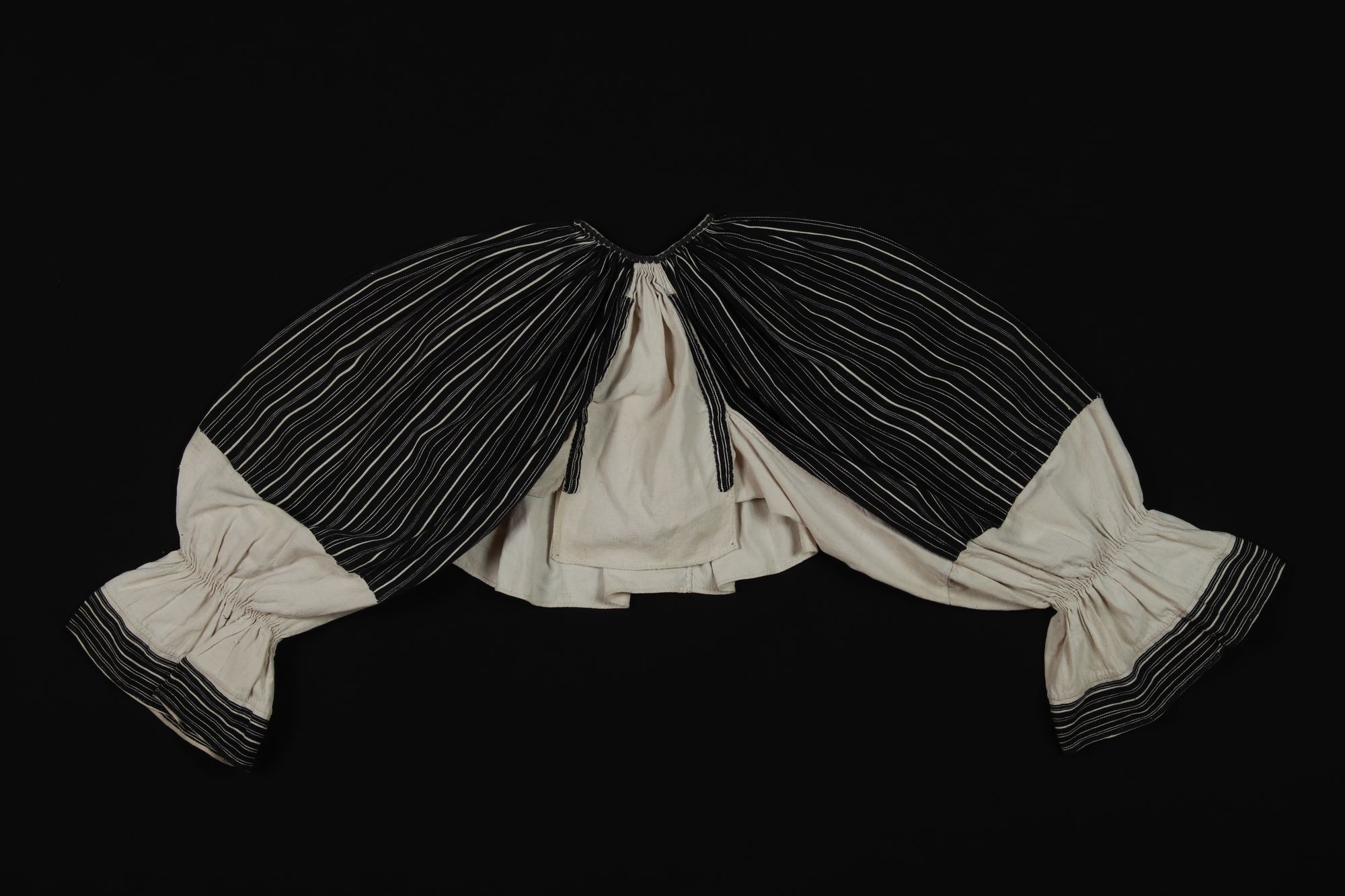 "Rukávé", fekete félgyász női ing, felső (Rippl-Rónai Múzeum CC BY-NC-SA)