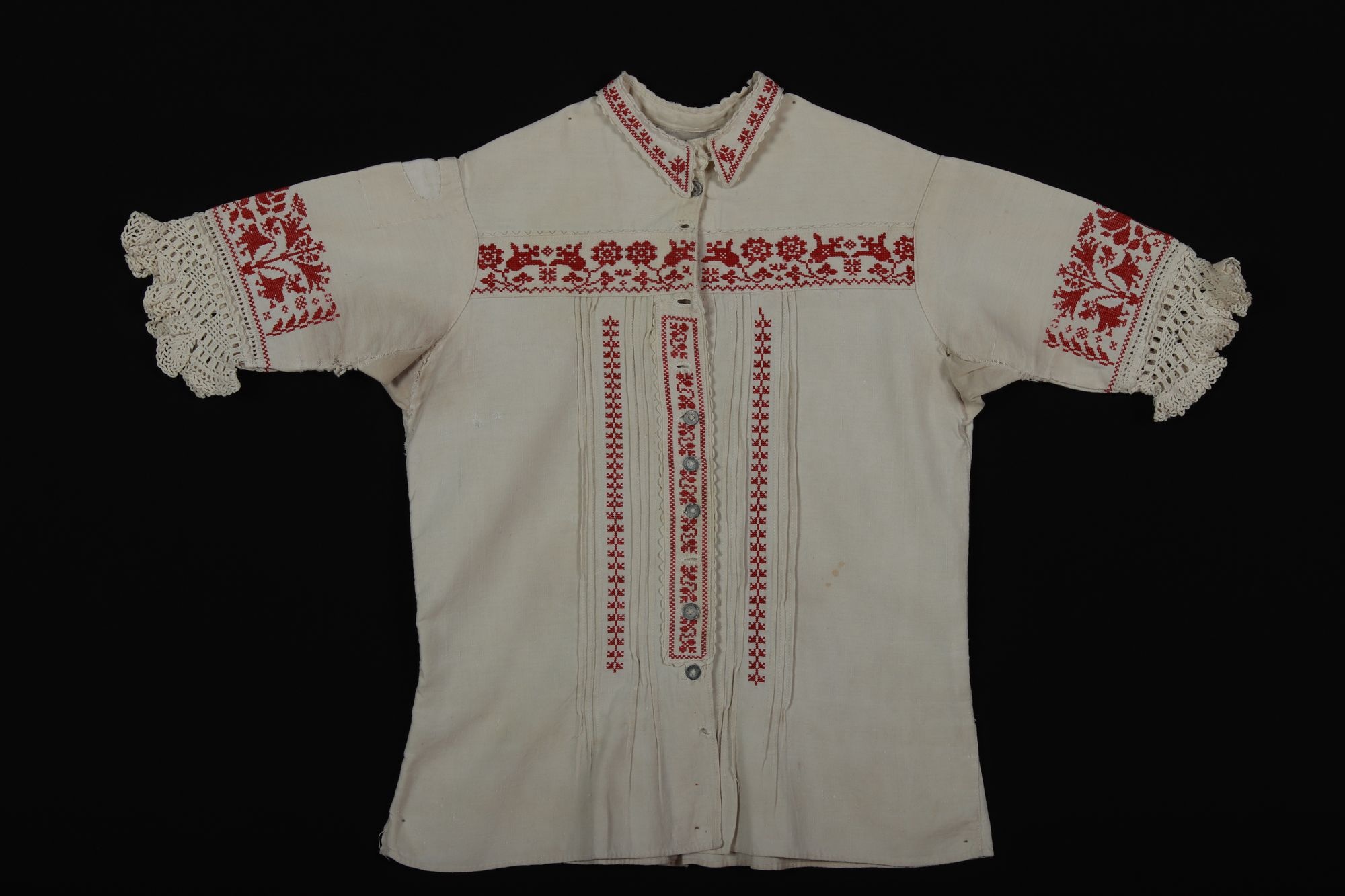 "Feszes ing" női hímzett vászoning (Rippl-Rónai Múzeum CC BY-NC-SA)