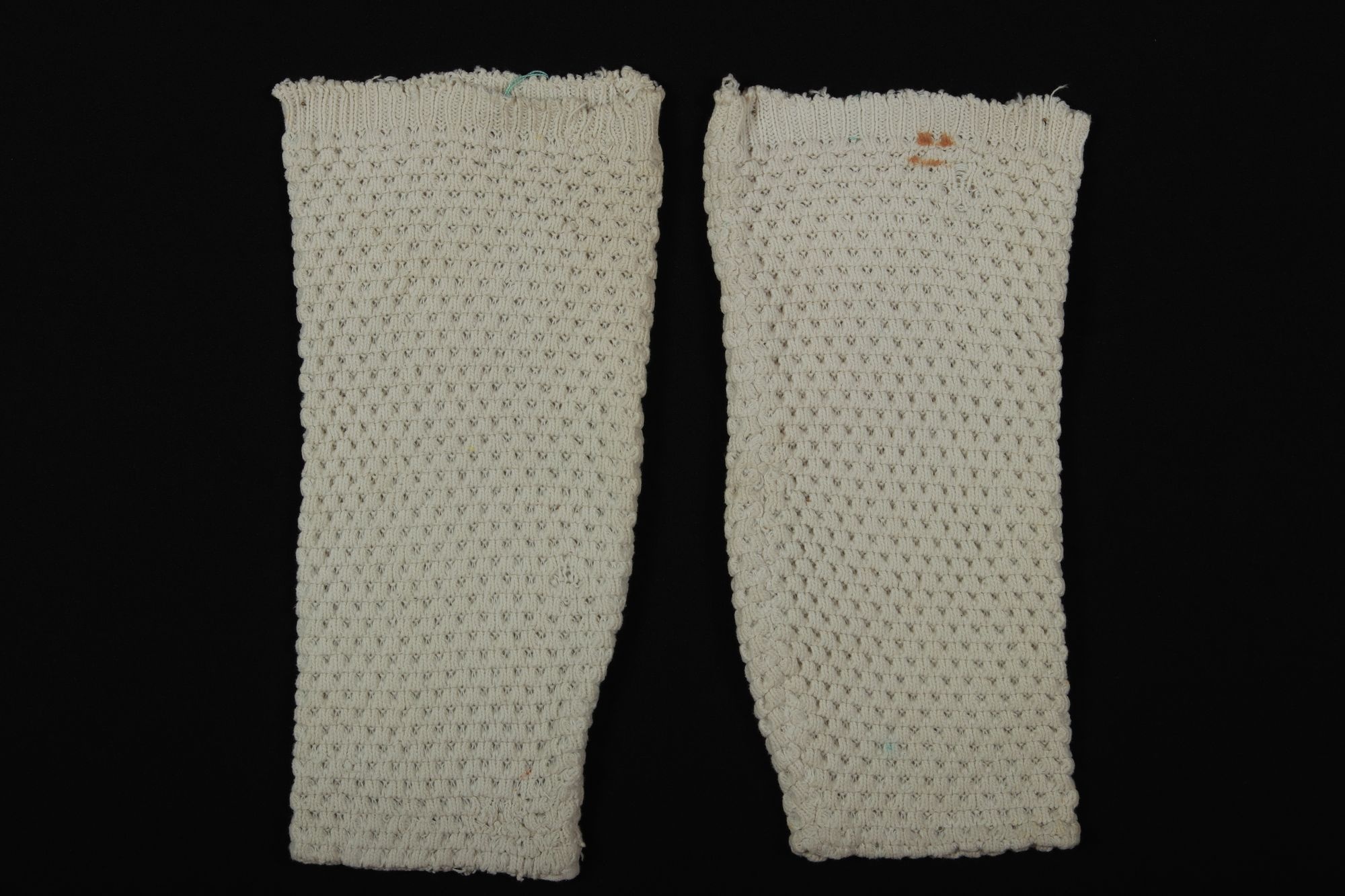 Fehér harisnya "gombos kapca" (Rippl-Rónai Múzeum CC BY-NC-SA)