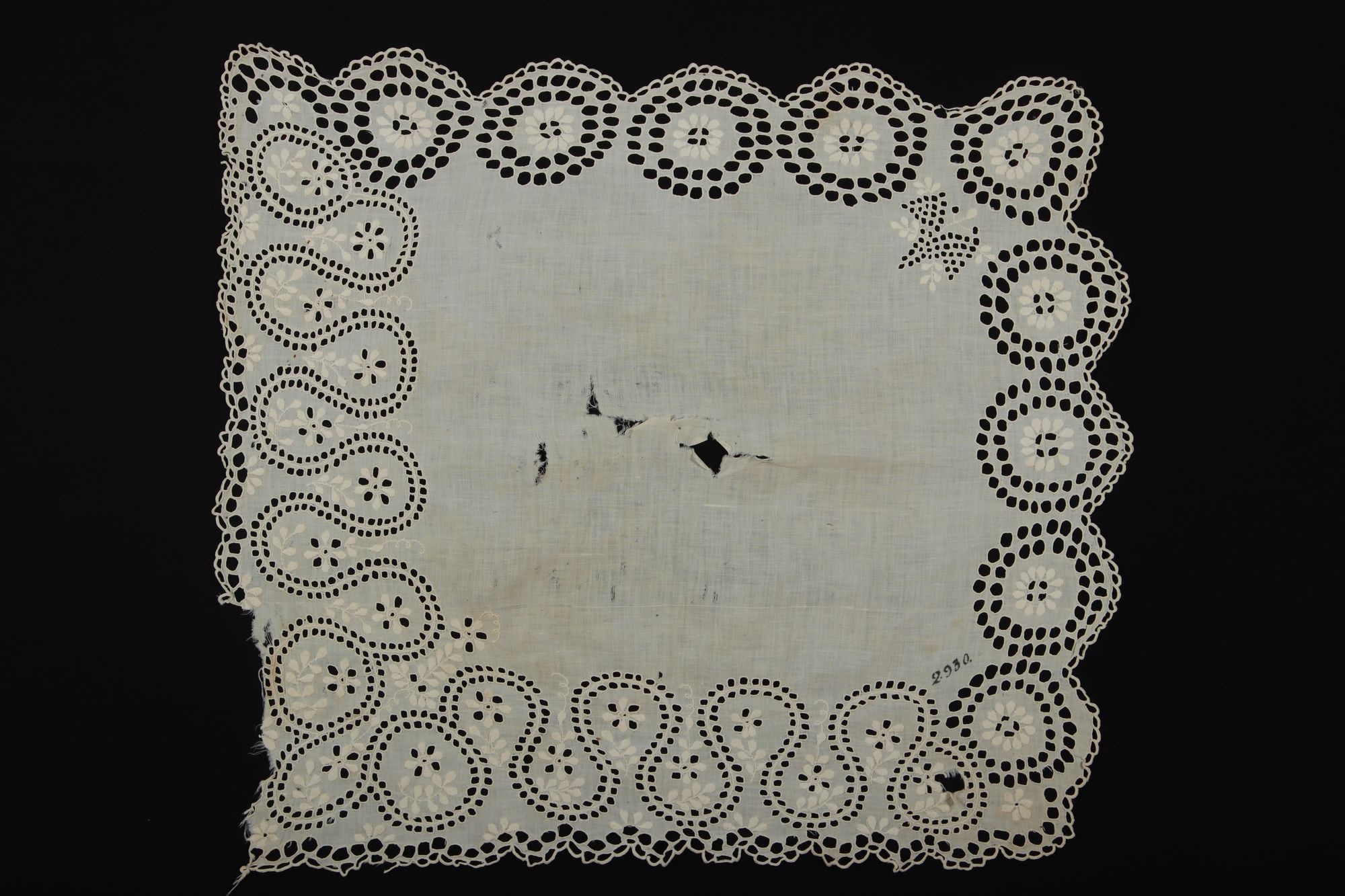Korsós hímzett vászon terítő (Rippl-Rónai Múzeum CC BY-NC-SA)