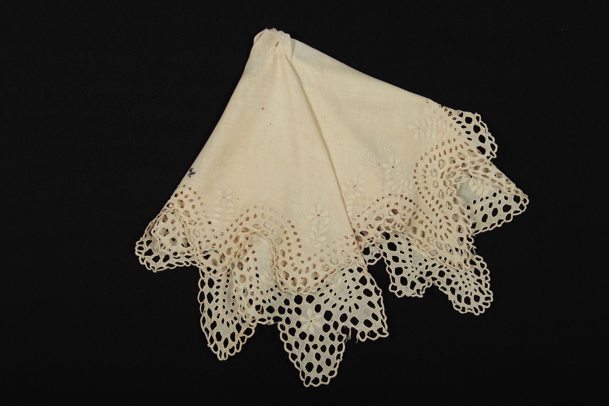 Zsebkendő, régi, hímzett (Rippl-Rónai Múzeum CC BY-NC-SA)