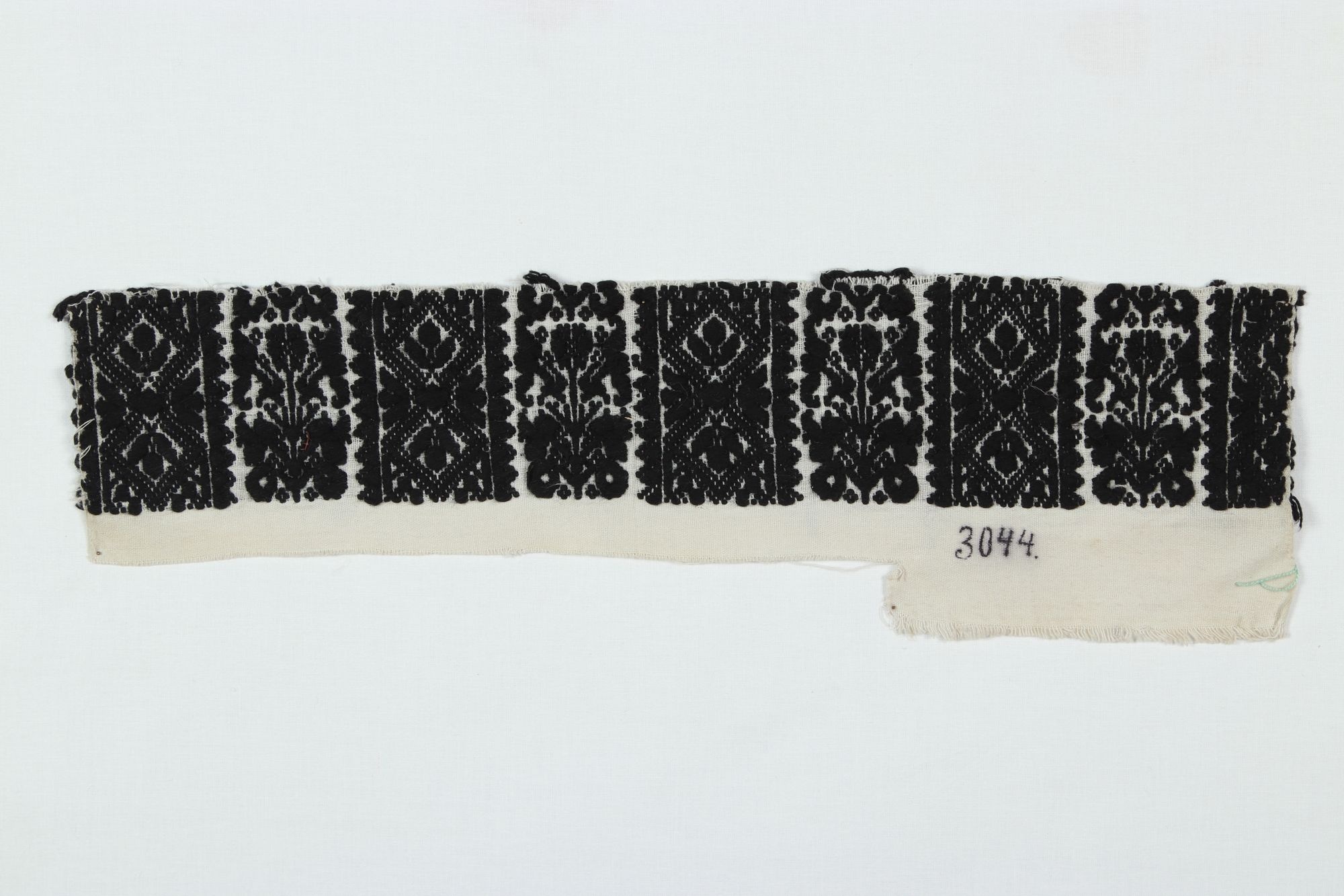 Hímzett ujjasrészlet (Rippl-Rónai Múzeum CC BY-NC-SA)