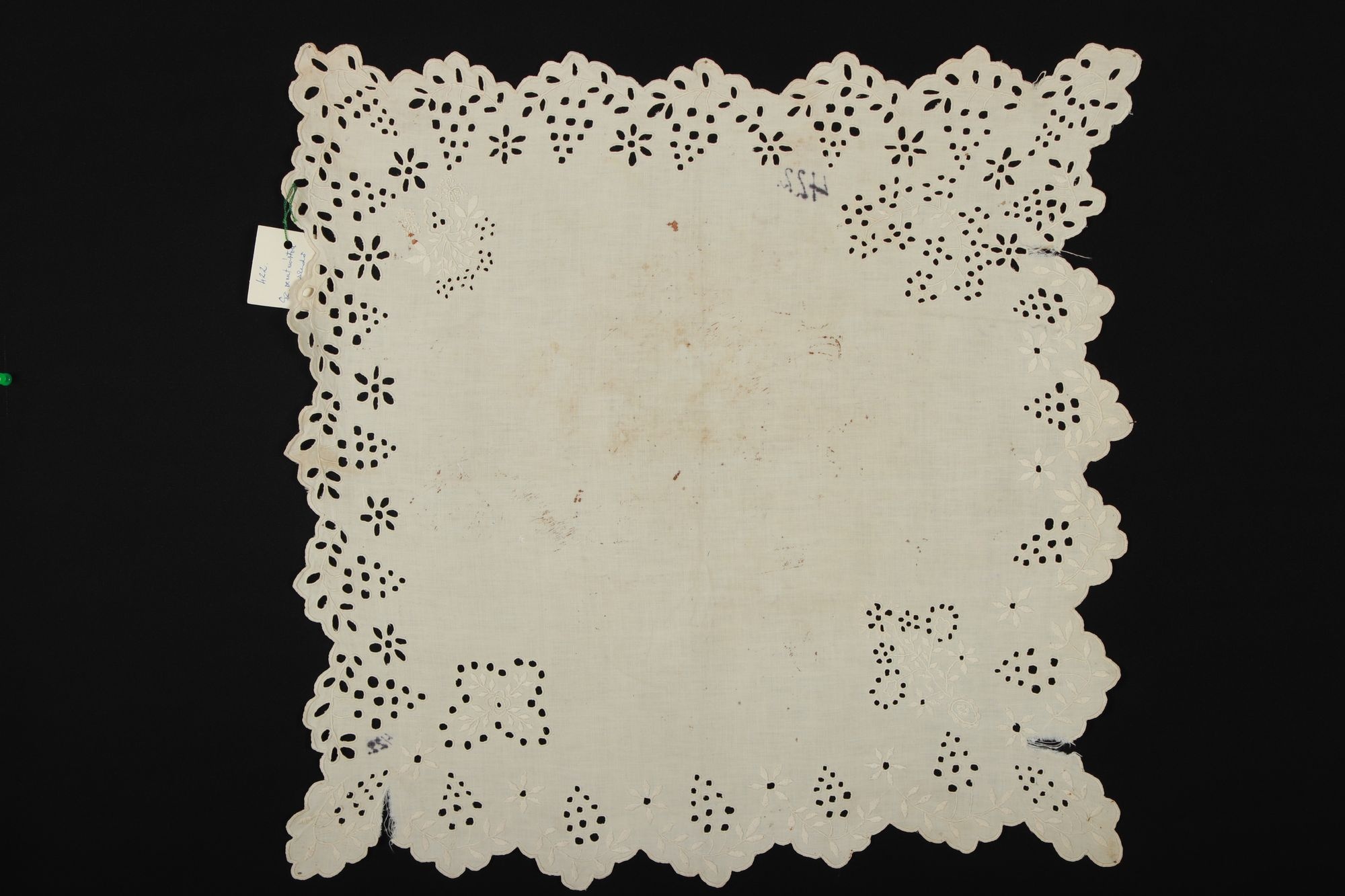 Régi hímzett zsebkendő (Rippl-Rónai Múzeum CC BY-NC-SA)