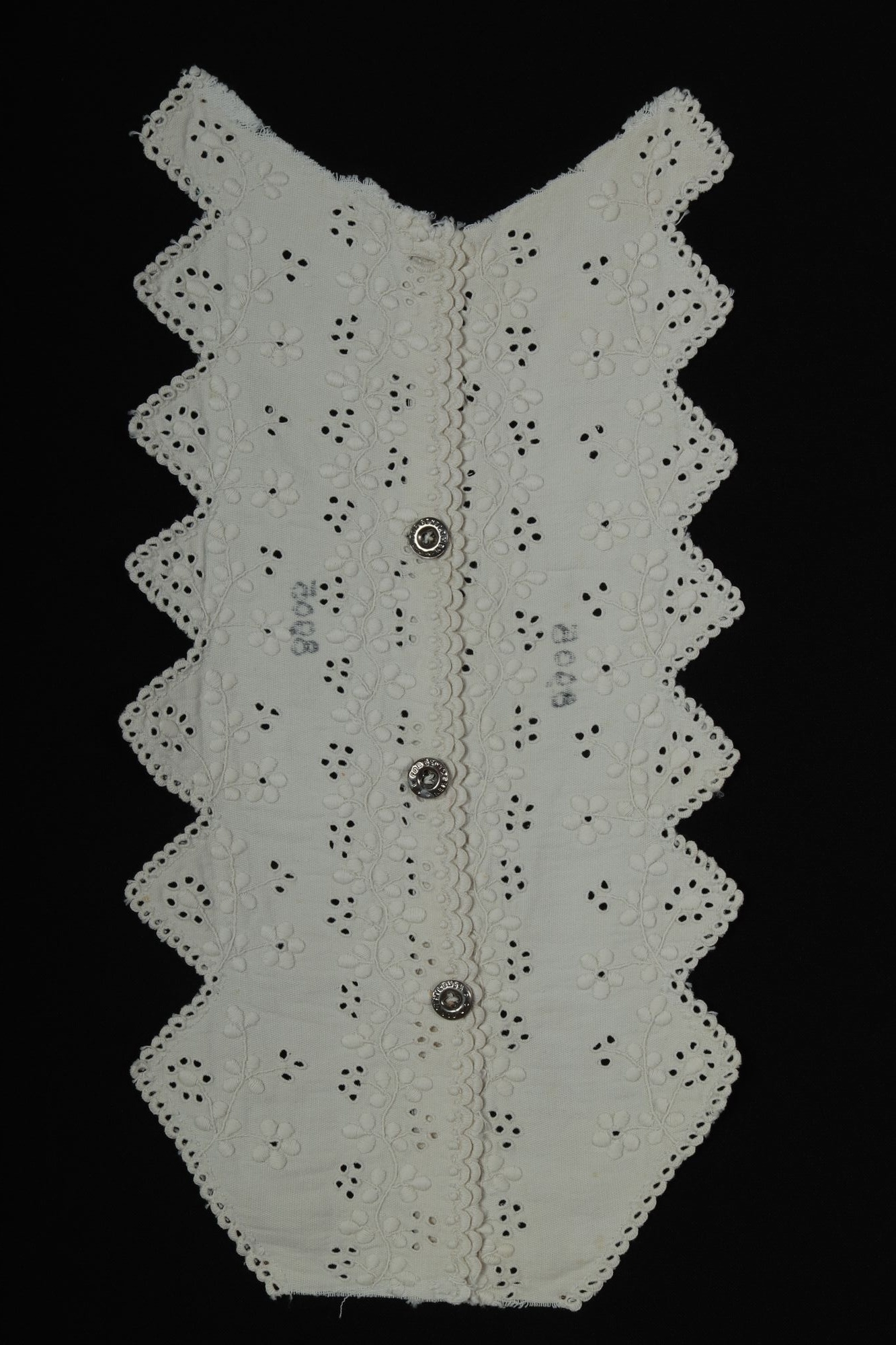 Somogyi hímzés (ingmell) (Rippl-Rónai Múzeum CC BY-NC-SA)