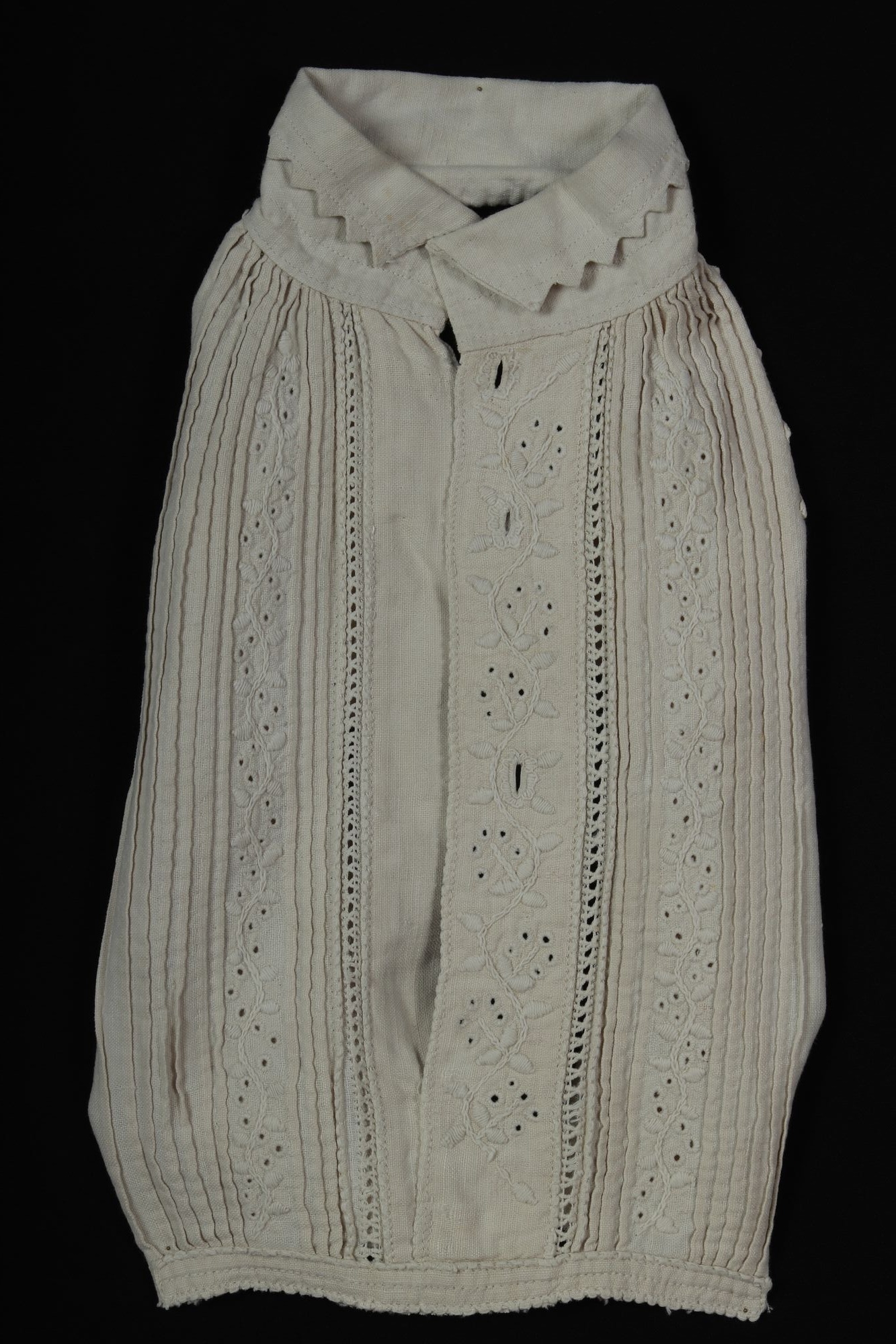 Ingmell népies fehér hímzéssel (Rippl-Rónai Múzeum CC BY-NC-SA)