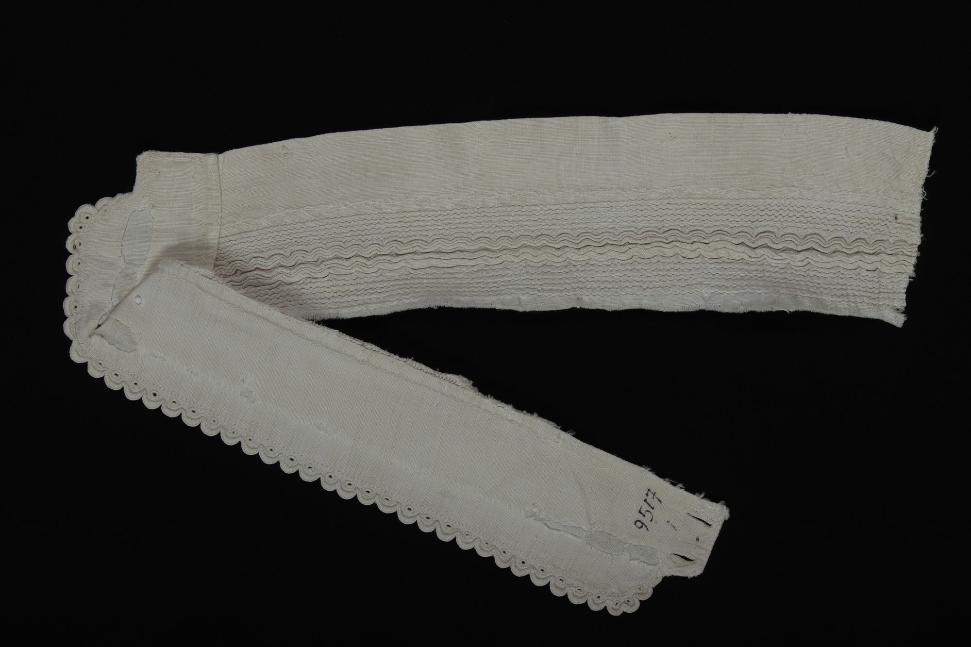 Ingmell népies fehér hímzéssel (Rippl-Rónai Múzeum CC BY-NC-SA)